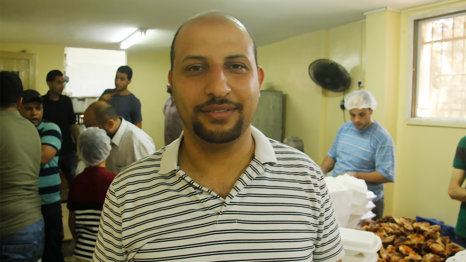 ‪‬ منسق عمل تكية نابلس محمد عودة يؤكد أن التطوع يعزز روح التواصل والتعاون بين المتطوعين أنفسهم والأسر الفقيرة أيضا(الجزيرة)