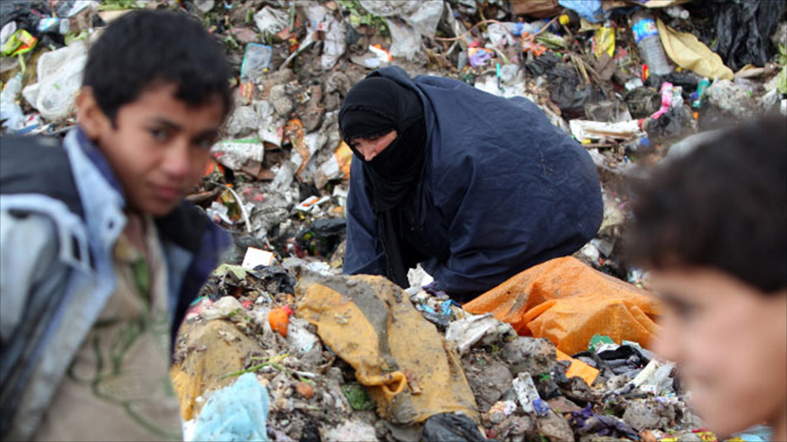 ‪تردي الأوضاع في العراق اضطر بعض الفقراء بأنحاء البلاد إلى البحث عن ما يسد رمقهم في مكبات النفايات (‬ الفرنسية