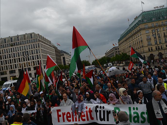 المئات شاركوا بالمظاهرة التي جرت بمواجهة السفارة الأميركية ببرلين تنديدا بمجزرة غزة ونقل ترمب سفارته للقدس المحتلة. الجزيرة نت
