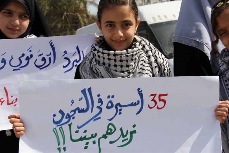 طفلة أخرى تحمل لافتة تذكر بالأسيرات الفلسطينيات داخل السجون الإسرائيلية