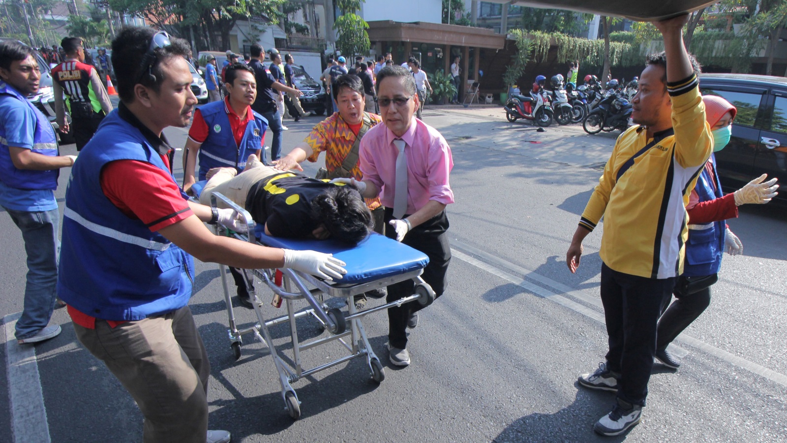 رجال الإسعاف ينقلون جريحا من موقع أحد التفجيرات الذي حدث في إحدى الكنائس (رويترز)الكنائس