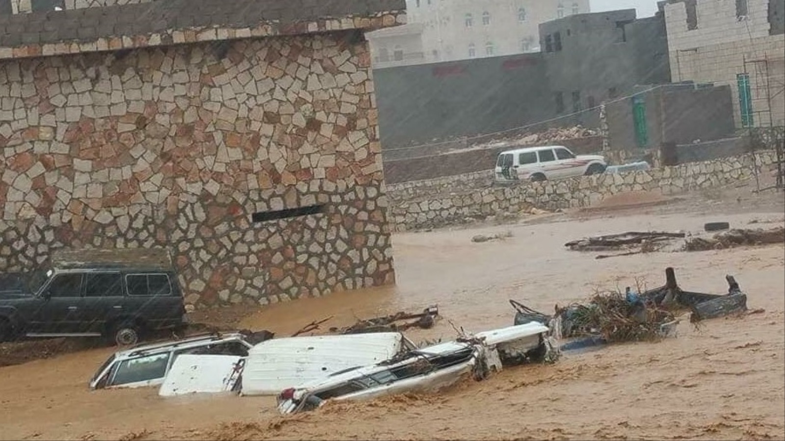 ‪إعصار مكونو قطع الطرقات في سقطرى‬ (مواقع التواصل الاجتماعي)