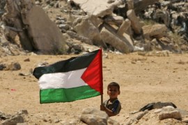 BLOGS طفل يحمل علم فلسطين