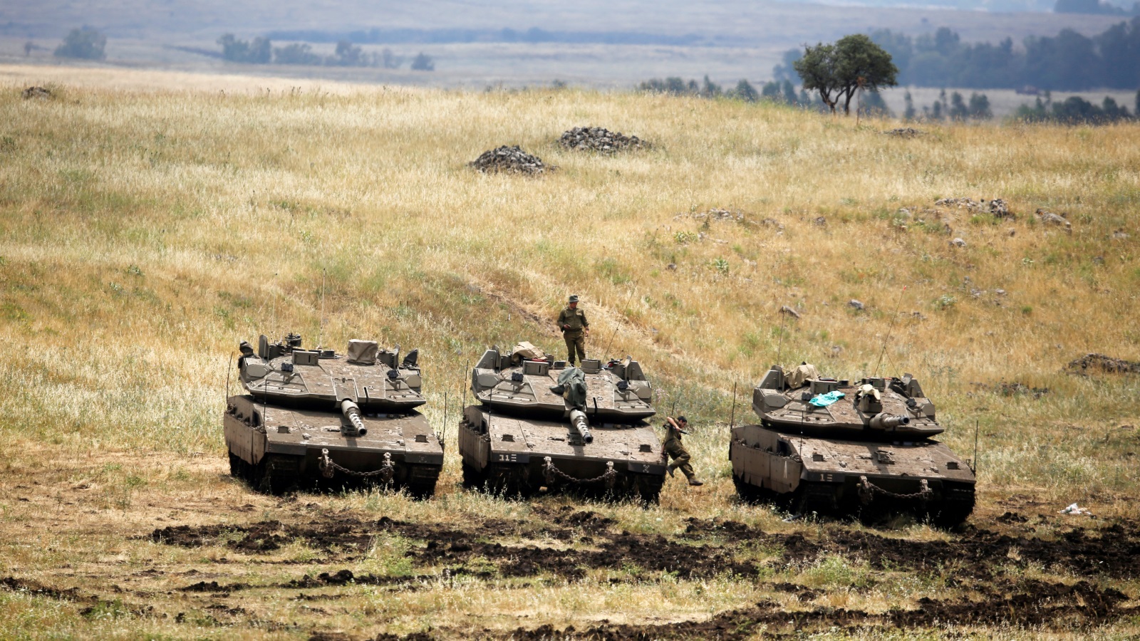 ‪دبابات جديدة دفع بها جيش الاحتلال الإسرائيلي إلى الجولان‬ دبابات جديدة دفع بها جيش الاحتلال الإسرائيلي إلى الجولان (رويترز)
