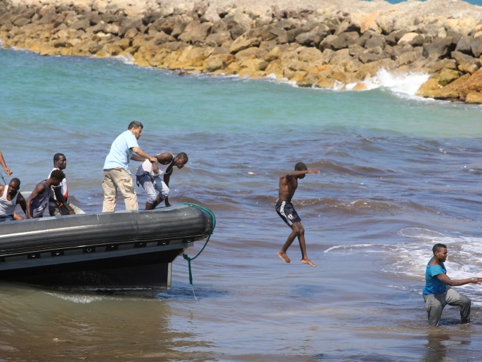 Migrants leave a boat at the coast of Tajoura, east of Tripoli, Libya June 20, 2018. REUTERS/Hani Amara