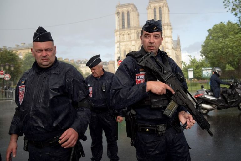 PARIS, FRANCE - JUNE 06: Notre-Dame neighbourhood is surrounded by police after a man struck a police officer with a hammer on June 6, 2017 in Paris, France. (Photo by Pascal Le Segretain/Getty Images)
