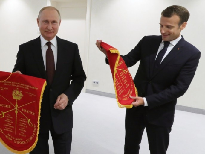 Une photo de la rencontre entre le président français Emmanuel Macron et le président russe Vladimir Poutine lors du Forum économique de Saint-Pétersbourg le 25 mai 2018.