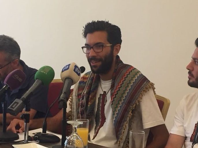 لادرا أثناء تحدثه للصحفيين في المؤتمر الصحفي في عمان -