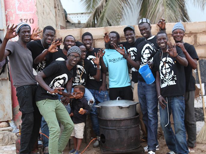 مجموعة من الشباب السنغالي تحضر افطارات في الشارع وتوزعها على المارة (الجزيرة)