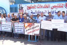 لاجئون فلسطينيون يعتصمون أمام مقر الأونروا في غزة
