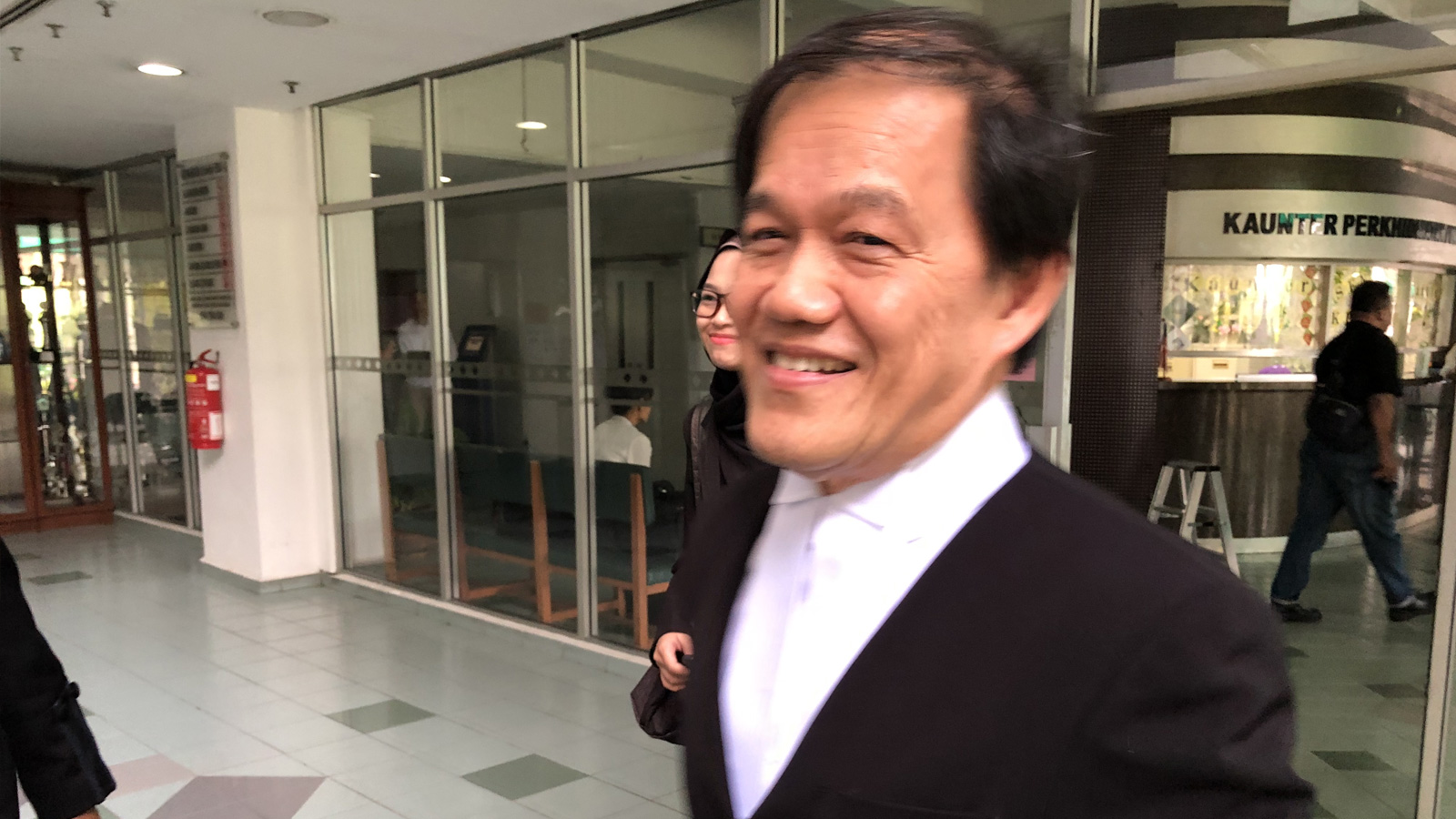 ‪المحامي هشام يصر على براءة موكلته الفيتنامية ويرفض شبهة التآمر مع الكوريين الشماليين‬ (الجزيرة)