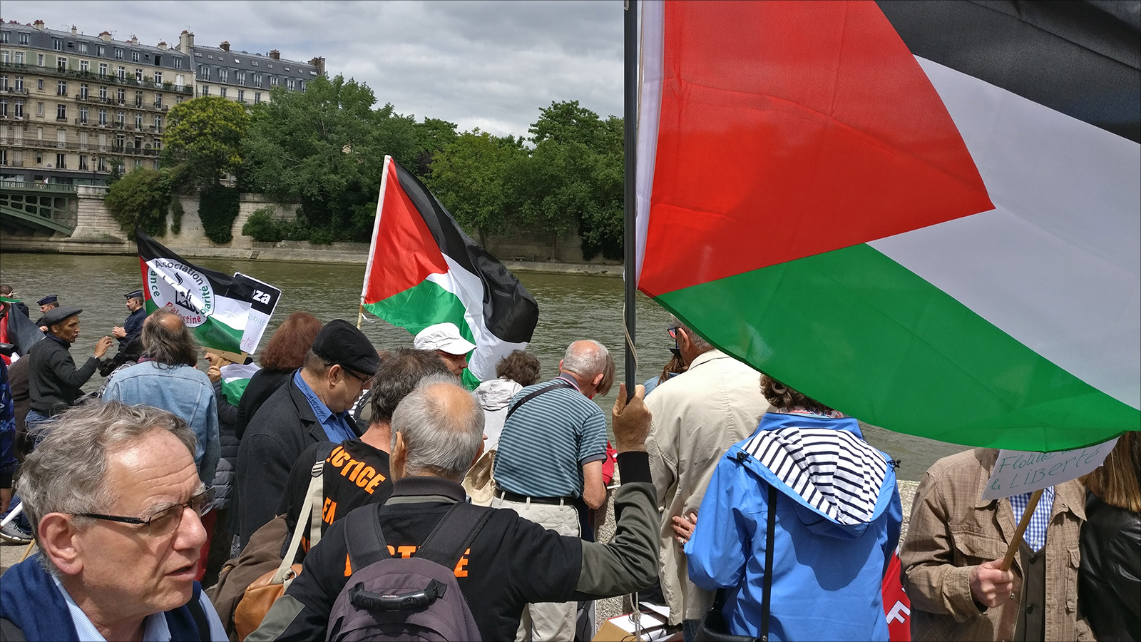 ‪ناشطون أوروبيون ينتظرون على ضفاف نهر السين قدوم سفن كسر الحصار عن غزة‬ (الجزيرة)