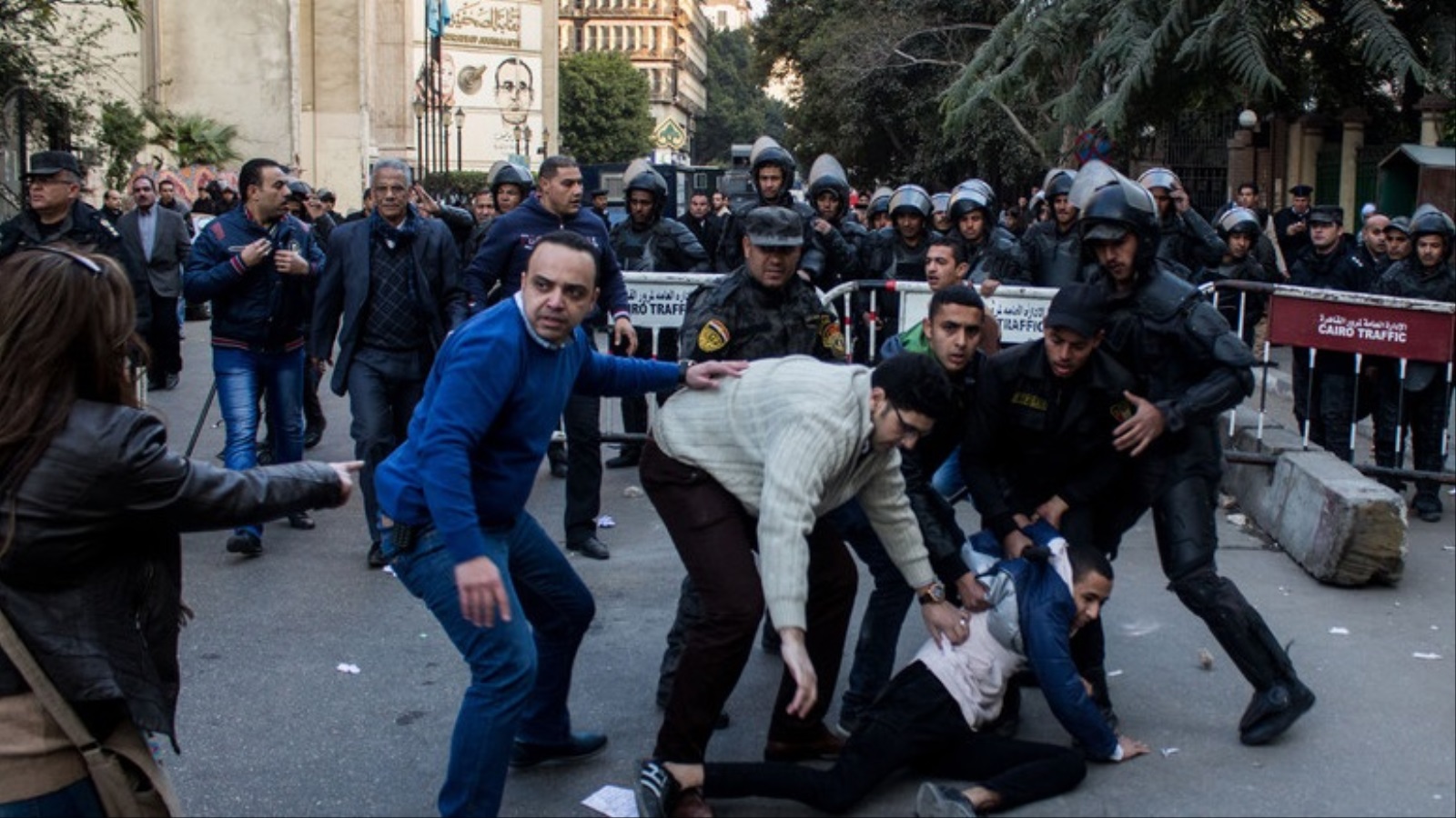 شرطة ورجال أمن سريون يعتقلون أحد المتظاهرين في القاهرة مطلع العام الماضي (الأوروبية)