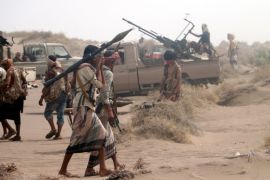 قوات يمنية مدعومة من التحالف السعودي الإماراتي في موقع بالأطراف الجنوبية للحديدة غربي اليمن 27 يونيو حزيران 2018 (الأوروبية)
