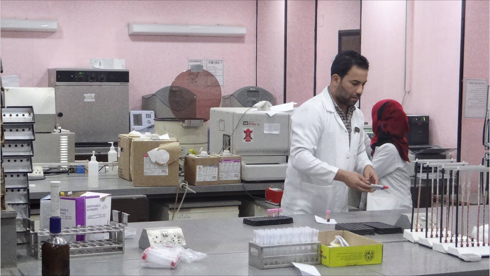 ‪مختبر في المستشفى يجري الفحوصات والتحاليل الخاصة بالمرض‬  (الجزيرة)