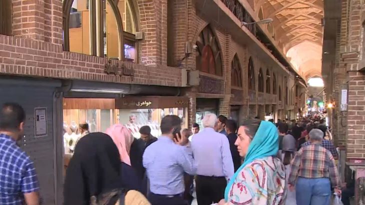 بازار طهران.. خامنئي يتوعد العابثين بالأمن الاقتصادي