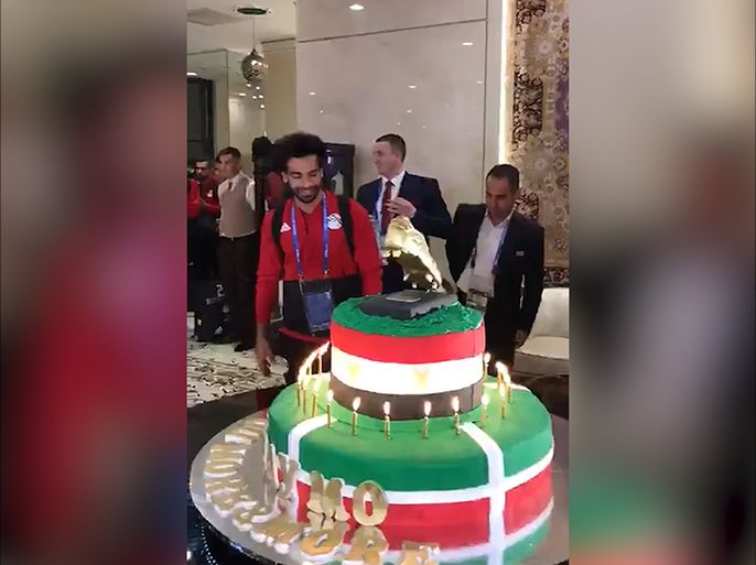 لاعبو منتخب مصر يحتفلون بميلاد صلاح