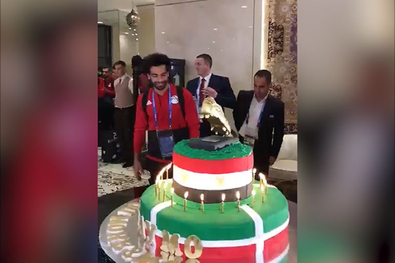 لاعبو منتخب مصر يحتفلون بميلاد صلاح