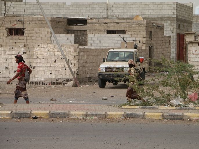 epa06823007 Yemeni government forces patrol during a fighting against Houthi rebels in the western port city of Hodeidah, Yemen, 19 June 2018.