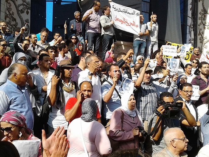 شهدت ساحة نقابة الصحفيين احتجاجات عديدة ضد تغول السلطة ضد الصحافة. (تصوير خاص لاحتجاج صحفيين ضد اقتحام النقابة ـ مايو 2016 ـ القاهرة).