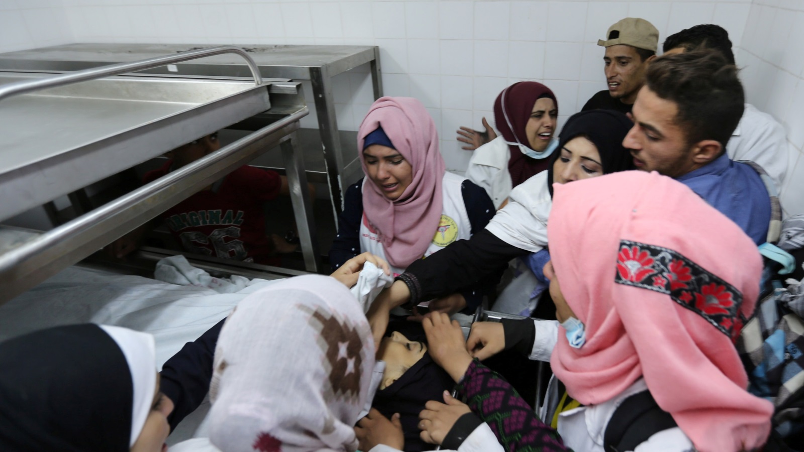 لحظة نقل جثمان المسعفة المتطوعة رزان النجار (رويترز)