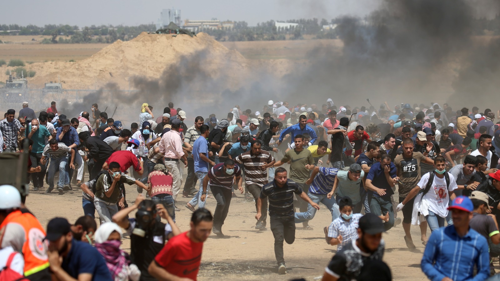 يقمع جيش الاحتلال الإسرائيلي بالرصاص المسيرات السلمية بغزة(رويترز)