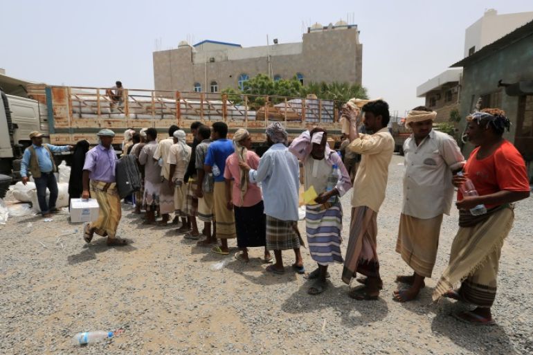 People displaced by the fighting near the Red Sea port city of Hodeidah queue to receive aid from United Nations agencies in Hodeidah, Yemen June 27, 2018. REUTERS/Abduljabbar Zeyad