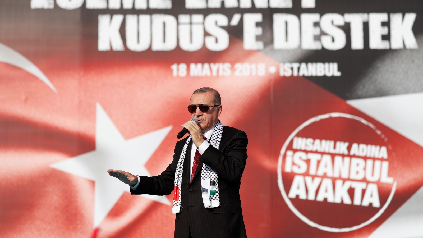 إنه أردوغان، الذي يعرف متى يسدد ضرباته، له وطأة راسخة في أغوار بورصة وفي مرمرة وأنقرة، وقونيا وأناضو