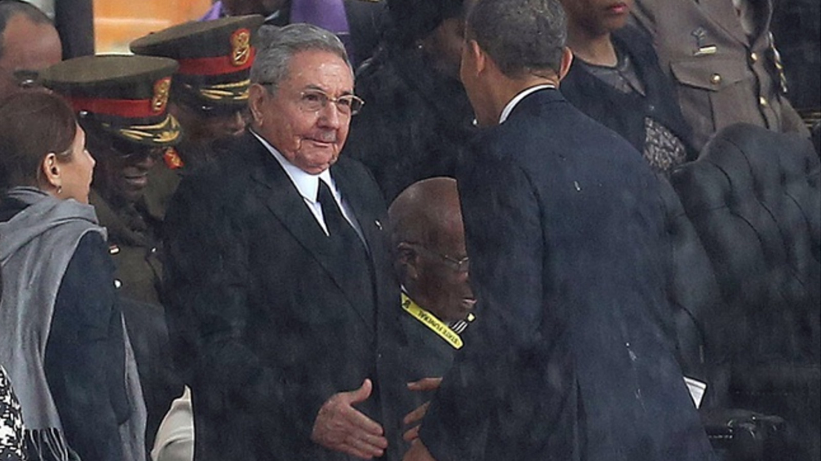 ‪أوباما يصافح راؤول كاسترو‬ (وكالات)