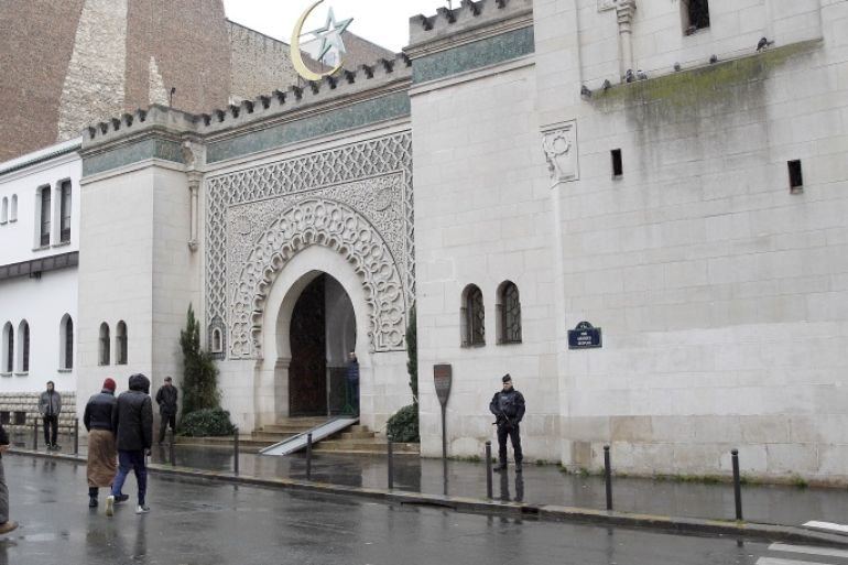 PARIS, FRANCE - NOVEMBER 20: A French police officer stands as Muslims arrive at the Great Mosque of Paris (Grande mosquee de Paris) priot to the Friday prayers on November 2015 in Paris, France. Following the terrorist attacks in Paris last week, which claimed 130 lives and injured hundreds more, the Muslim community of Paris has seen an increase in security as Paris remains on a high security alert. (Photo by Thierry Chesnot/Getty Images)