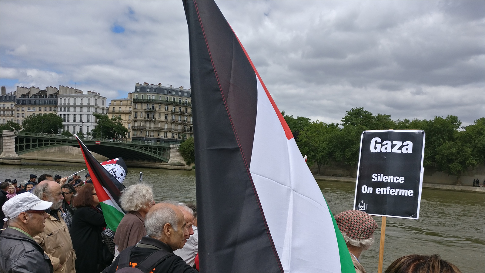 ‪الناشطون رفعوا الأعلام الفلسطينية ولافتات تدعو لكسر الحصار عن غزة‬ (الجزيرة)