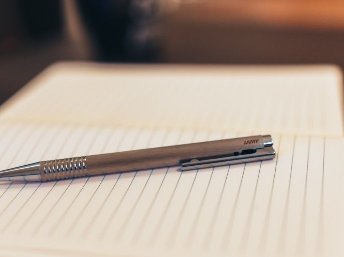 مدونات - كتابة لابتوب قلم يكتب