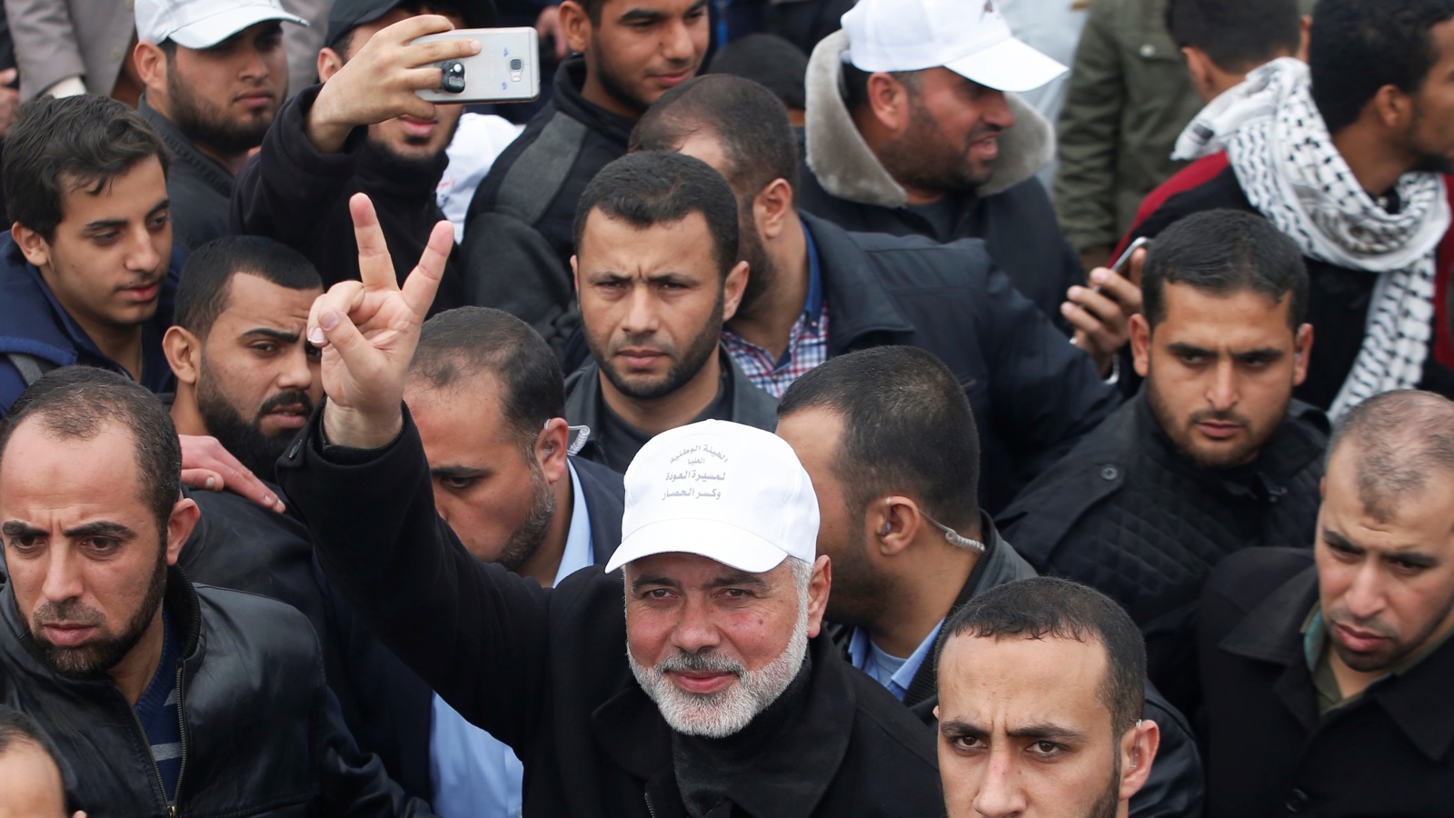 هنية (وسط) أثناء مشاركته في مسيرات العودة شرة غزة (رويترز)