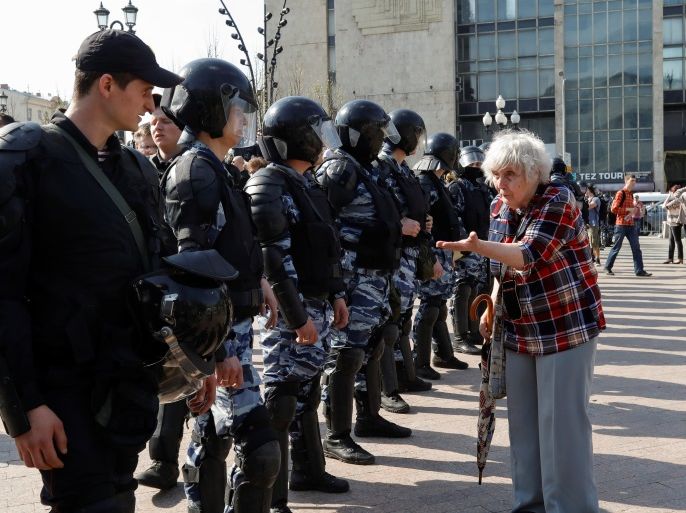 A woman talks to police officers in riot gear blocking an area during a opposition protest rally ahead of President Vladimir Putin's inauguration ceremony, in Moscow, Russia May 5, 2018. REUTERS/Tatyana Makeyeva