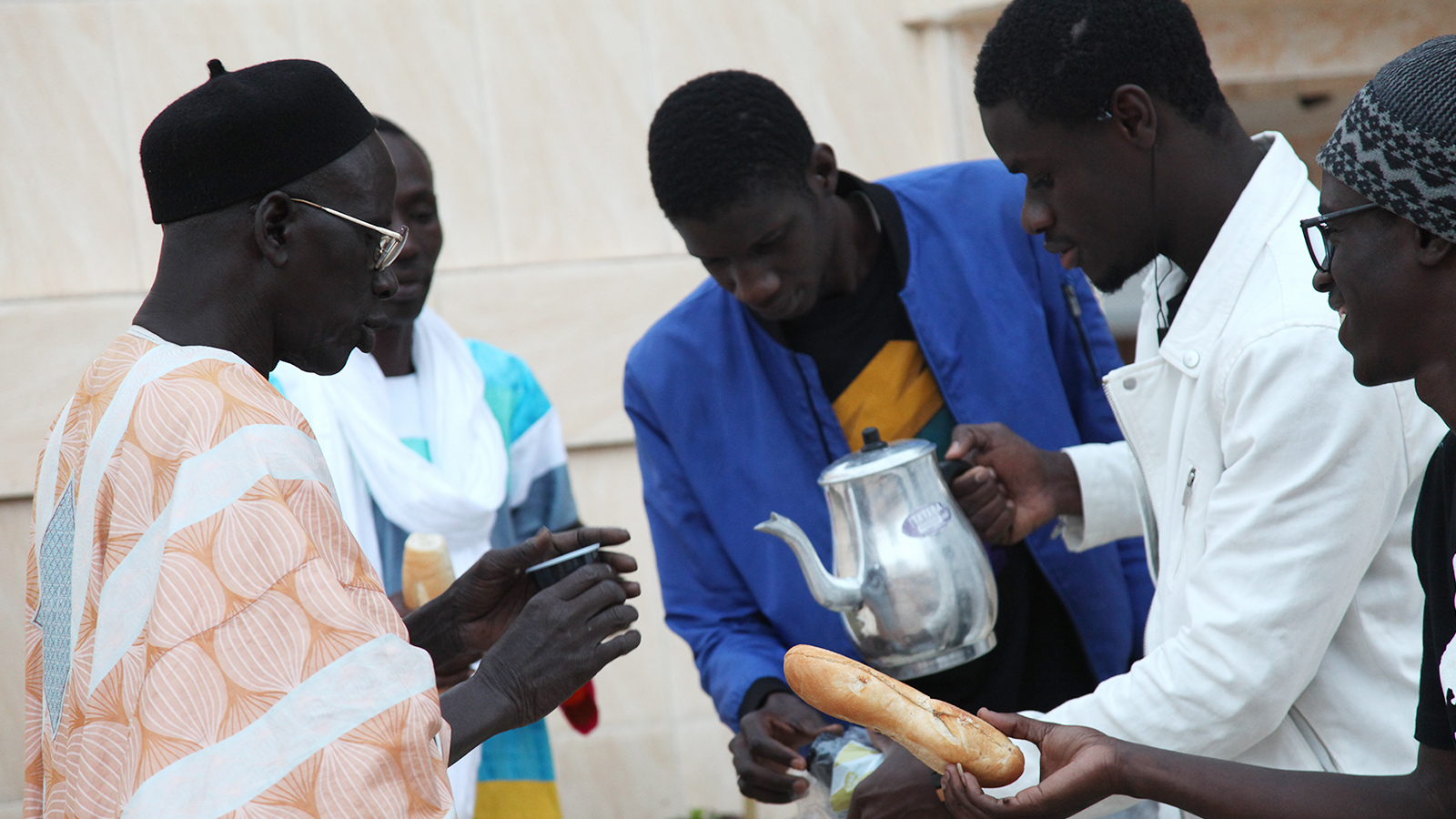 الشباب السنغالي يقوم بإيثار بارز ومؤثر خلال شهر رمضان (الجزيرة نت)