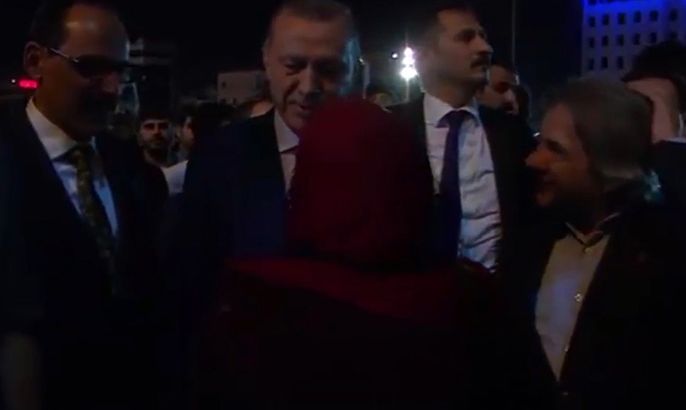 الرئيس التركي أردوغان يتكلم العربية مع سيدة جزائرية
