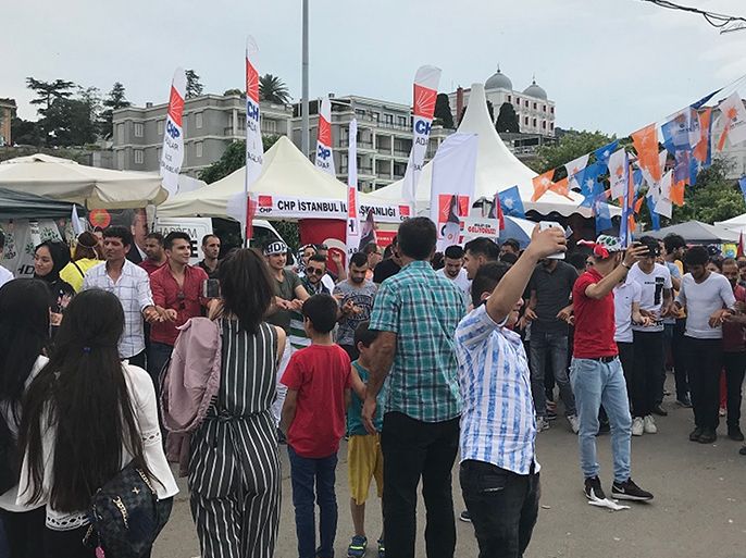 خيام الأحزاب المتنافسة في الانتخابات الكردية تتجاور في ميناء جزر الأميرات