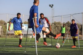 بساق واحدة وعكازات فريق كرة قدم في غزة1 (الأناضول)
