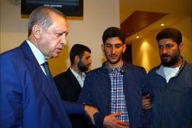 أردوغان مع أحد السوريين الذي فقد أهله في الحرب (الصورة من الأناضول)