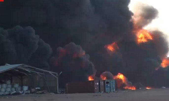 صور تبين آثار قصف طائرات حفتر لخزانات راس لانوف