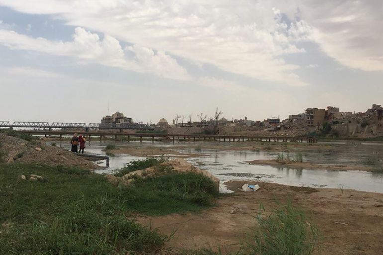 آثار انحسار المياه بنهر دجلة في الموصل شمال العراق