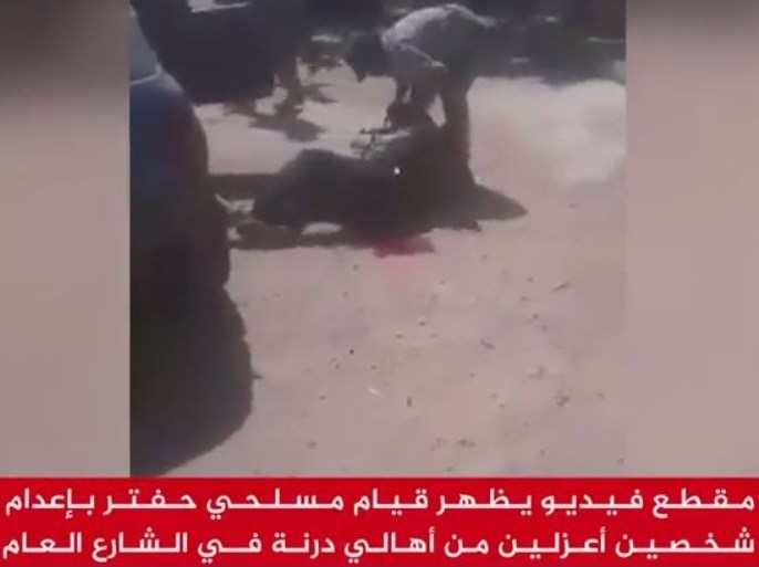 أظهر مقطع فيديو إعدام عدد من مسلحي قوات اللواء المتقاعد خليفة حفتر لشخصين أعزلين من أهالي مدينة درنة شرقي ليبيا في الشارع العام