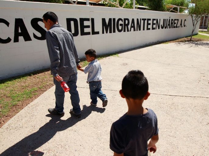 Salvadoran migrant Epigmenio Centeno and his sons, nine-year old Axel Jaret (front) and three-year old Steven Atonay, walk outside the shelter House of the Migrant, after Epigmenio decided to stay with his children in Mexico due to U.S. President Donald Trump's policy that separates immigrant children from their parents, in Ciudad Juarez, Mexico June 19, 2018. REUTERS/Jose Luis Gonzalez