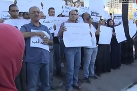 تظاهر عشرات الفلسطينيين وسط مدينة بيت لحم ورددوا شعارات تطالب برفع العقوبات عن قطاع غزة وانهاء الانقسام الفلسطيني.