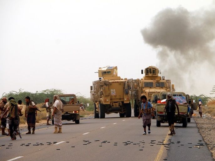 epa06805286 Yemeni forces backed by the Saudi-led coalition take position during an attack on the port city of Hodeidah, on the outskirts of Hodeidah, Yemen, 13 June 2018. According to reports, Yemeni government forces backed by the Saudi-led coalition launched a military offensive to regain control of the Red Sea port-city of Hodeidah acts as an entrance point for Houthi rebel supplies and humanitarian aid. EPA-EFE/NAJEEB ALMAHBOOB