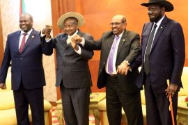 Sudan's President Omar Al-Bashir hold hands with Uganda's President Yoweri Museveni, South Sudan's President Salva Kiir and South Sudan rebel leader Riek Machar during a South Sudan peace meeting as part of talks to negotiate an end to a civil war that broke out in 2013, in Khartoum, Sudan June 25, 2018. REUTERS/Mohamed Nureldin Abdallah