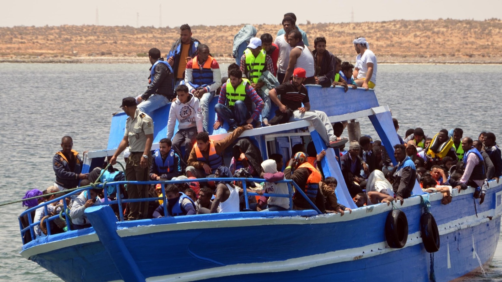 مهاجرون غير نظاميين في ميناء مدينة بن قردان جنوب تونس بعد إيقاف خفر السواحل مركبهم في عرض البحر (غيتي إيميجز)
