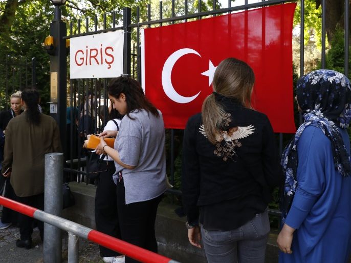 BERLIN, GERMANY - JUNE 07: Turkish citizens line up to cast their ballots in the 2018 Turkish general election at the Turkish general consulate on June 7, 2018 in Berlin, Germany. Voting has begun today for Turkish citizens who live abroad. Turkey is to hold elections both for president and parliament on June 24. (Photo by Michele Tantussi/Getty Images)