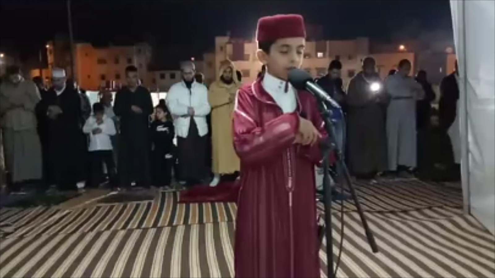 ‪‬ محمد أمين الحوسيمي (11 عاما) حافظ لكتاب الله تعود على إمامة المصلين في التراويح(الجزيرة)