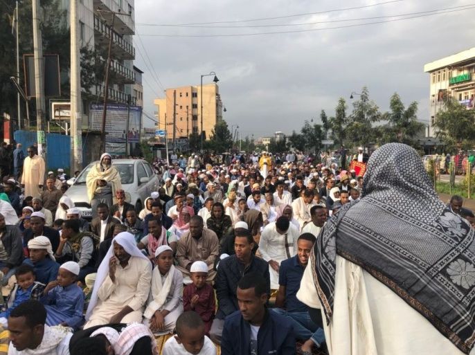 صورة نشرها أحد رواد موقع توتير لجموع من المسلمين بإثيوبيا يأدون صلاة عيد الفطر